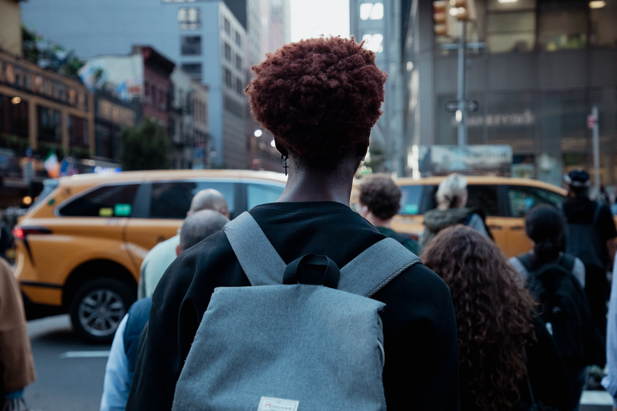 karmil-studios-nyc-street-photography-red-hair-city-backpack